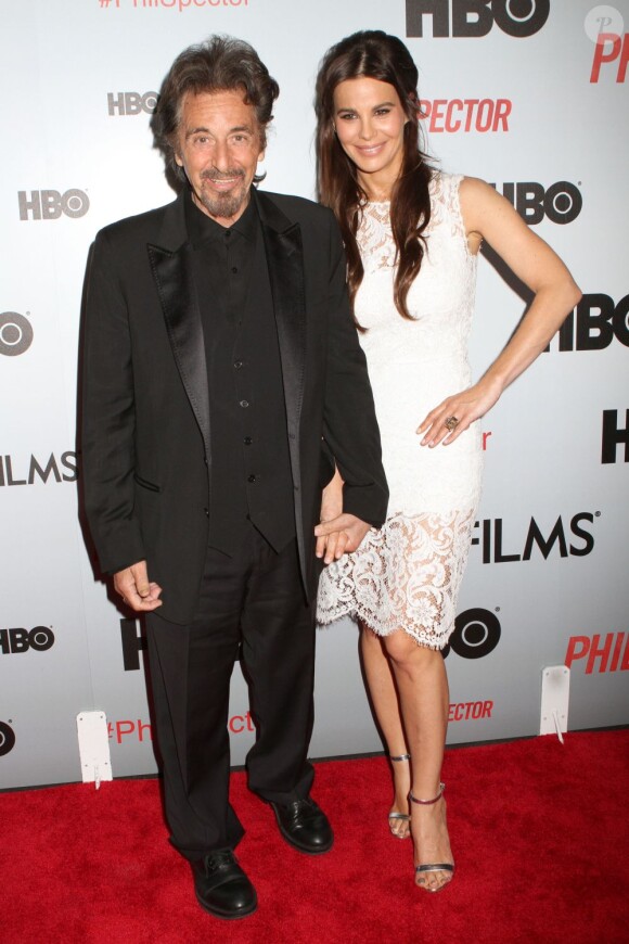 Al Pacino et Lucila Sola amoureux pendant la première du film Phil Spector au Time Warner Center, New York, le 13 mars 2013.