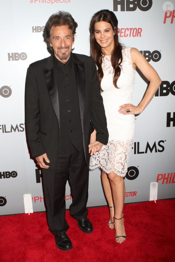 Al Pacino et Lucila Sola main dans la main à la première du film Phil Spector au Time Warner Center, New York, le 13 mars 2013.