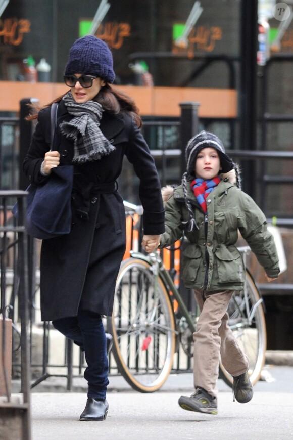 Rachel Weisz courant pour aller à l'école avec son fils Henry à New York le 13 mars 2013