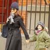 Rachel Weisz courant pour aller à l'école avec son fils Henry (dont le père est son ancien compagnon Darren Aronofsky) à New York le 13 mars 2013