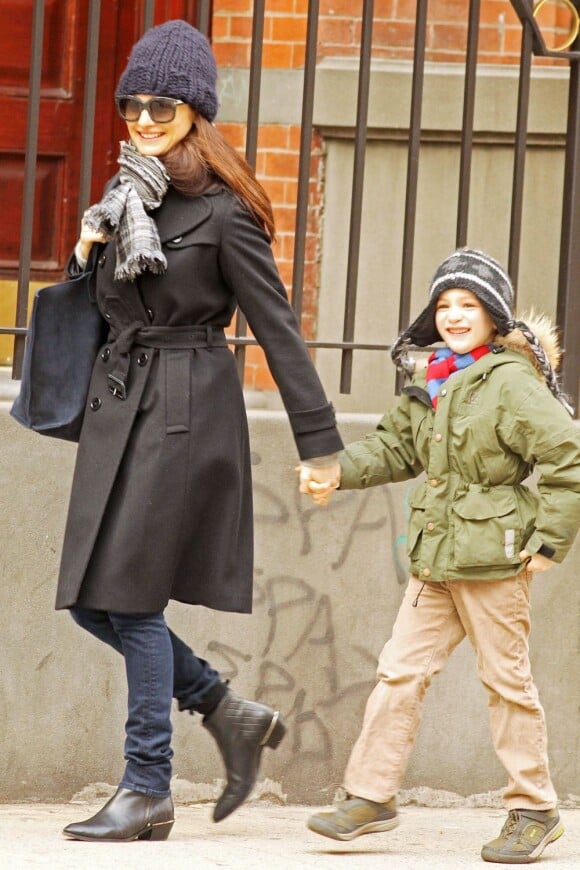 Rachel Weisz courant pour aller à l'école avec son fils Henry (dont le père est son ancien compagnon Darren Aronofsky) à New York le 13 mars 2013