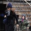 Rachel Weisz courant pour aller à l'école avec son fils Henry à New York le 13 mars 2013
