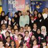 La duchesse de Cornouailles, Camilla Parker Bowles, a visité une école de filles durant sa visite à Doha, capitale du Qatar, le 14 mars 2013. Elle a pris la pose pour une photo souvenir.