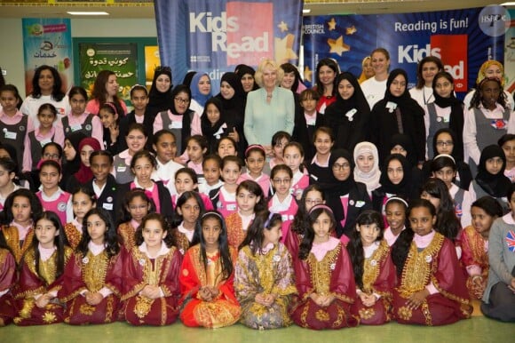 La duchesse de Cornouailles, Camilla Parker Bowles, a visité une école de filles durant sa visite à Doha, capitale du Qatar, le 14 mars 2013. Elle a pris la pose pour une photo souvenir.