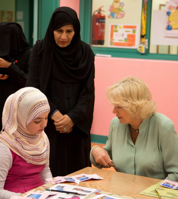 La duchesse de Cornouailles, Camilla Parker Bowles, a rencontre des femmes lors d'un groupe de discussion, lors de sa visite à Doha, capitale du Qatar. Le 14 mars 2013