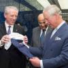 Le prince Charles lors d'une visite au Qatar Science and Technology Park à Doha, le 14 mars 2013. On lui a offert une combinaison de pilote pour le futur enfant de la famille royale.