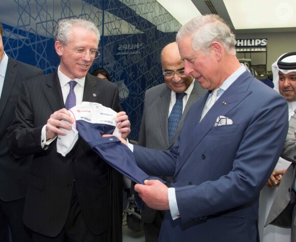 Le prince Charles lors d'une visite au Qatar Science and Technology Park à Doha, le 14 mars 2013. On lui a offert une combinaison de pilote pour le futur enfant de la famille royale.