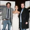 Jessica Alba entourée des réalisateur David Moreau et Xavier Palud, lors de l'avant-première de leur film The Eye à Paris le 4 mars 2008