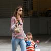 Alessandra Ambrosio et sa fille Anja à Los Angeles le 15 mars 2013. La petite est fière de sa nouvelle coiffure