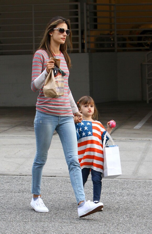 Alessandra Ambrosio et sa fille Anja à Los Angeles le 15 mars 2013. La petite est fière de sa nouvelle coiffure