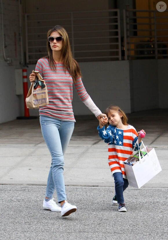 Alessandra Ambrosio et sa fille Anja  déjà lookée à Los Angeles le 15 mars 2013