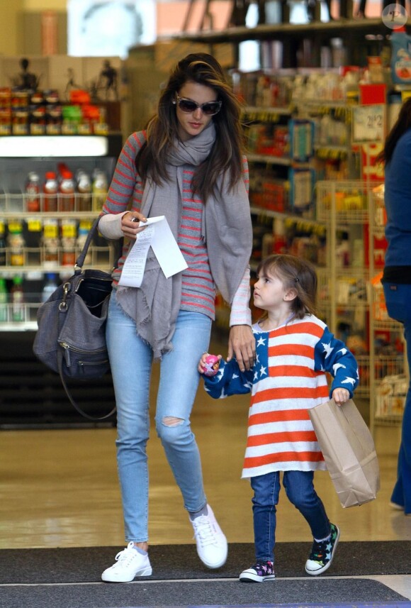 Alessandra Ambrosio et sa fille chipie Anja à Los Angeles le 15 mars 2013