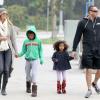 La belle Heidi Klum, accompagnée de son petit ami Martin Kirsten, se promène avec ses enfants Henry et Lou, le 17 mars 2013. Henry a mis du vernis vert sur ses ongles.