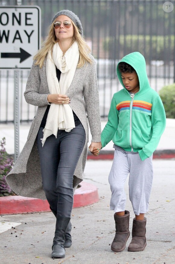 En tenue décontractée, Heidi Klum, accompagnée de son petit ami Martin Kirsten, se promène avec ses enfants Henry et Lou, le 17 mars 2013. Henry a mis du vernis vert sur ses ongles.