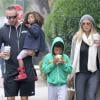 Heidi Klum, accompagnée de son petit ami Martin Kirsten, se promène avec ses enfants Henry et Lou, le 17 mars 2013. Henry a mis du vernis vert sur ses ongles.