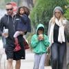 Heidi Klum, accompagnée de son petit ami Martin Kirsten, se promène avec ses enfants Henry et Lou, le 17 mars 2013. Henry a mis du vernis vert sur ses ongles. La petite famille déguste des boissons chaudes achetées chez Starbucks. 