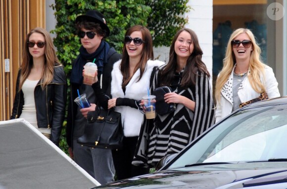 Emma Watson au côté des acteurs du film The Bling Ring à West Hollywood le 11 avril 2012.