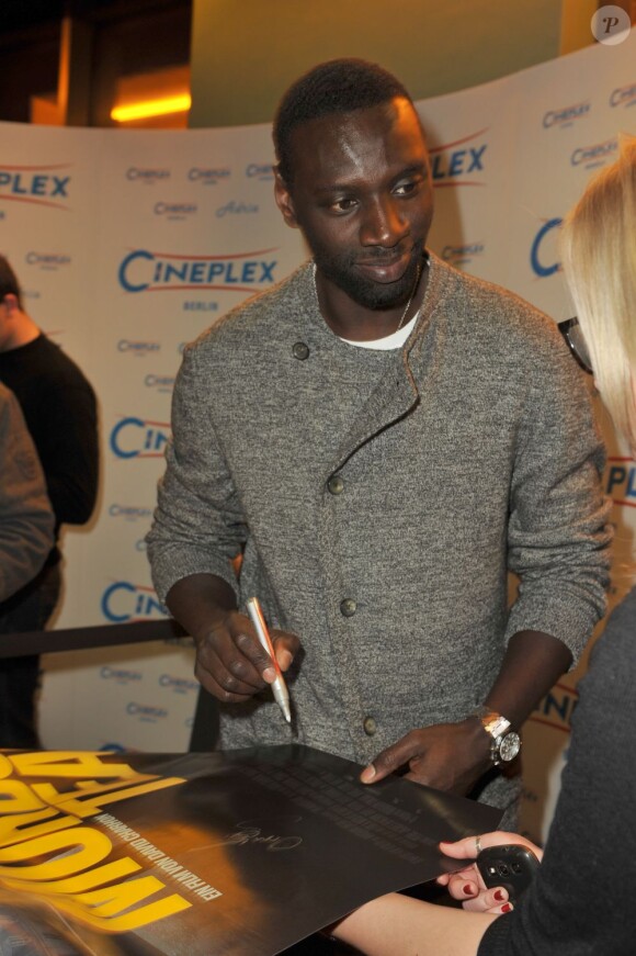 Omar Sy signe des autographes à la première du film De l'autre côté du périph à Berlin le 17 mars 2013.