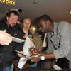 Omar Sy croule sous les autographes à la première du film De l'autre côté du périph à Berlin le 17 mars 2013.