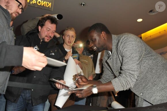 Omar Sy croule sous les autographes à la première du film De l'autre côté du périph à Berlin le 17 mars 2013.