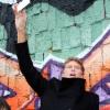 L'acteur et chanteur américain David Hasselhoff manifeste contre la démolition de ce qui reste du mur de Berlin, le 17 mars 2013.