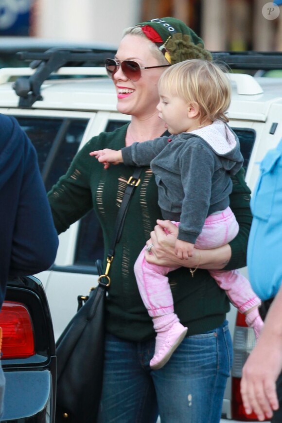 Pink et sa fille Willow à Malibu, le 27 novembre 2012.