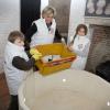 Le prince Constantijn des Pays-Bas, la princesse Laurentien et leurs deux grands enfants la comtesse Eloise et le comte Claus-Casimir ont contribué le 16 mars 2013 au ménage de printemps du Musée Porte des Prisonniers à La Haye, dans le cadre de la 9e Journée du bénévolat (NL Doet).