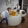 La toilette des prisonniers est-elle incluse dans le forfait ? Le prince Constantijn des Pays-Bas, la princesse Laurentien et leurs deux grands enfants la comtesse Eloise et le comte Claus-Casimir ont contribué le 16 mars 2013 au ménage de printemps du Musée Porte des Prisonniers à La Haye, dans le cadre de la 9e Journée du bénévolat (NL Doet).