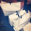 Rihanna a posté sur Instagram ces photos de sacs Givenchy arrivant à temps pour la reprise de sa tournée.
