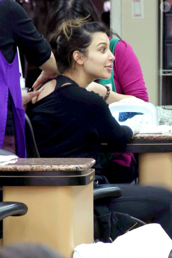 Kim Kardashian se fait masser au salon Beverly Hills Nail Design à Beverly Hills. Le 18 mars 2013.