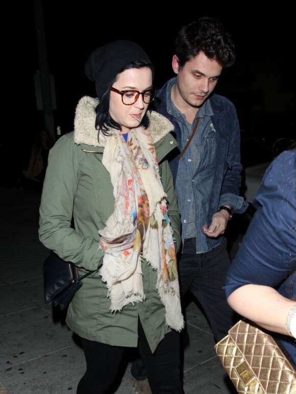 La chanteuse Katy Perry et John Mayer quittent un restaurant à West Hollywood le 27 décembre 2012.