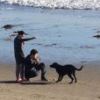 Katy Perry et John Mayer promènent leur chien sur la plage de Montecito le 24 décembre 2012.