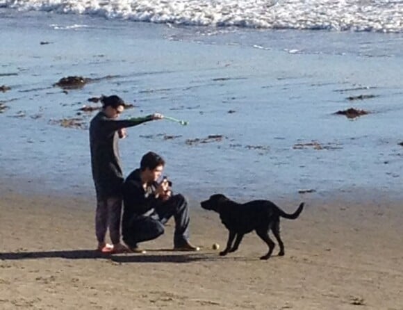 Katy Perry et John Mayer promènent leur chien sur la plage de Montecito le 24 décembre 2012.