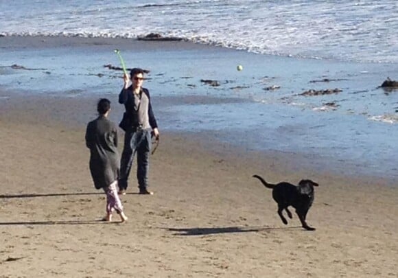 La chanteuse Katy Perry et John Mayer promènent leur chien sur la plage de Montecito le 24 décembre 2012.