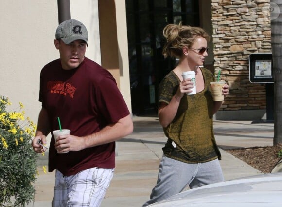 Britney Spears et son petit ami David Lucado de sortie dans les rues de Calabasas, le 19 mars 2013.