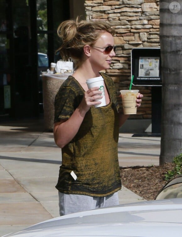 Britney Spears et son petit ami David Lucado vont prendre un cafe a Los Angeles, le 19 mars 2013.