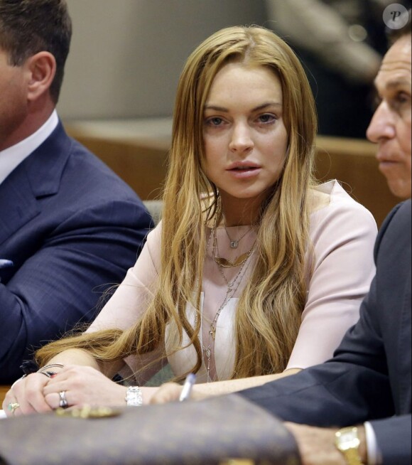 Lindsay Lohan, lors de son procès devant la cour de justice de Los Angeles, le 18 mars 2013. L'actrice de 26 ans, accompagnée de son avocat Mark Heller, a échappé à la prison mais pas à la cure de rehab.