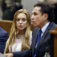 Lindsay Lohan, mal en point, lors de son procès devant la cour de justice de Los Angeles, le 18 mars 2013. L'actrice de 26 ans, accompagnée de son avocat Mark Heller, a échappé à la prison mais pas à la cure de rehab.