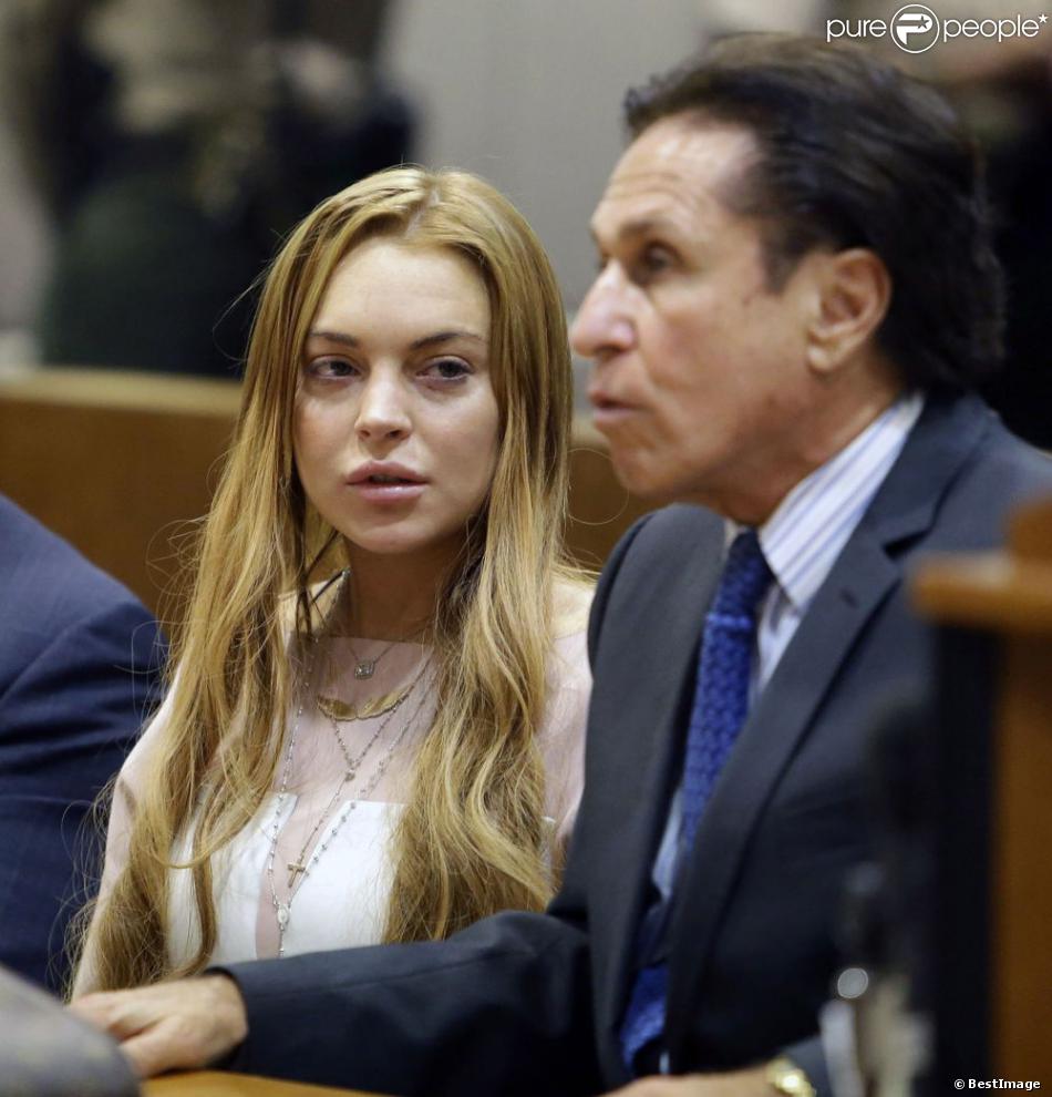 Lindsay Lohan, mal en point, lors de son procès devant la cour de justice de Los Angeles, le 18 mars 2013. L&#039;actrice de 26 ans, accompagnée de son avocat Mark Heller, a échappé à la prison mais pas à la cure de rehab.