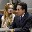 Lindsay Lohan, mal en point, lors de son procès devant la cour de justice de Los Angeles, le 18 mars 2013. L'actrice de 26 ans, accompagnée de son avocat Mark Heller, a échappé à la prison mais pas à la cure de rehab.