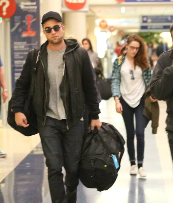 Robert Pattinson et Kristen Stewart à l'aéroport de Los Angeles le 26 novembre 2012.