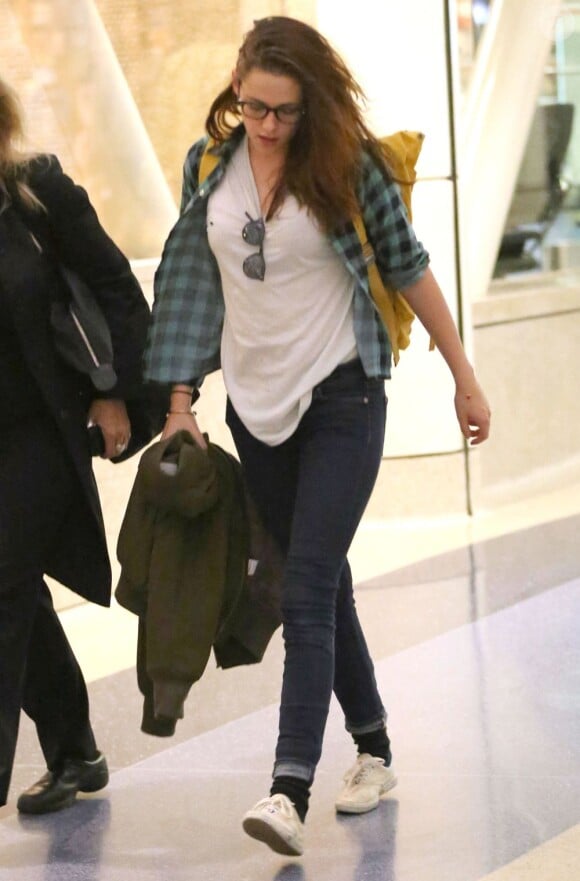 Kristen Stewart à l'aéroport de Los Angeles, le 26 novembre 2012. '