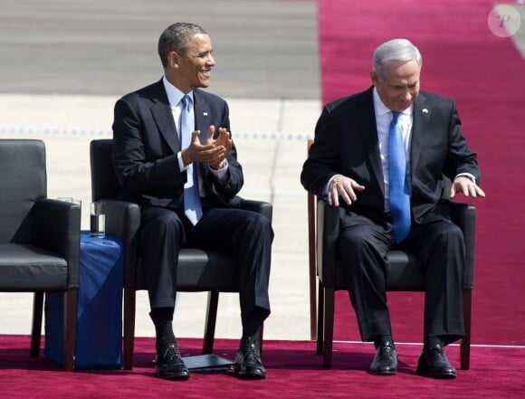 Le président américain Barack Obama arrive à l'aéroport Ben Gourion à Tel Aviv, où il est accueilli par le président Shimon Pérès et le premier ministre Benjamin Netanyahu, le 20 mars 2013.