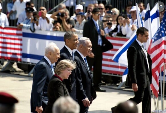 Le président démocrate Barack Obama arrive à l'aéroport Ben Gourion à Tel Aviv, où il est accueilli par le président Shimon Pérès et le premier ministre Benjamin Netanyahu, le 20 mars 2013.