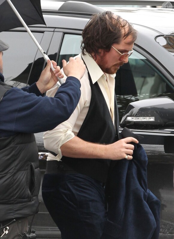 Christian Bale sur le tournage du nouveau film de David O. Russell dans la ville de Natick (État du Massachussets). Le 21 mars 2013.