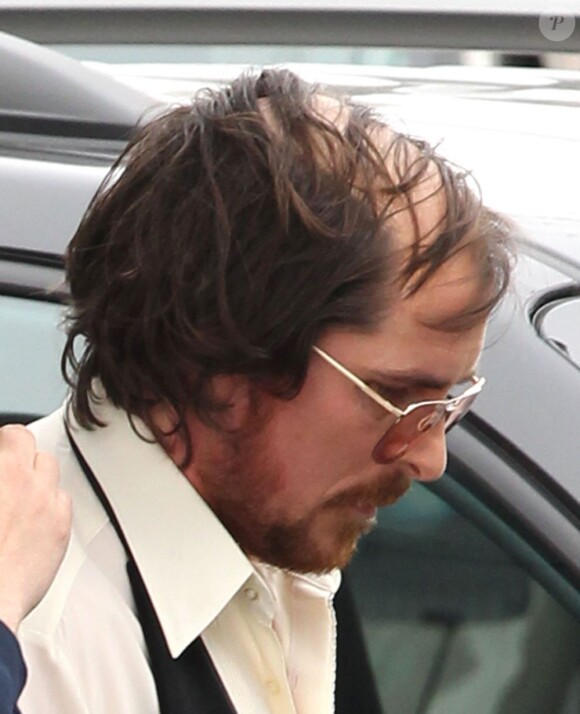 L'acteur Christian Bale affiche un crâne légèrement dégarni sur le tournage du nouveau film de David O. Russell dans la ville de Natick (État du Massachussets). Le 21 mars 2013.