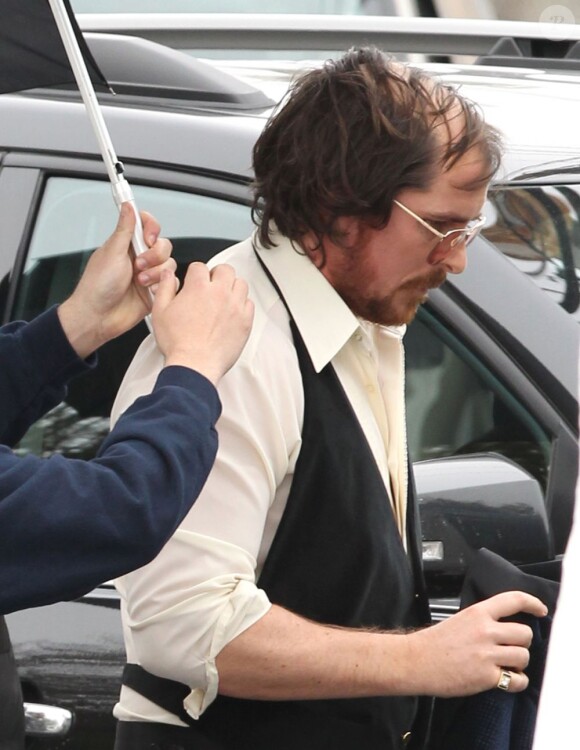 Christian Bale arrive sur le tournage du nouveau film de David O. Russell dans la ville de Natick (État du Massachussets). Le 21 mars 2013.