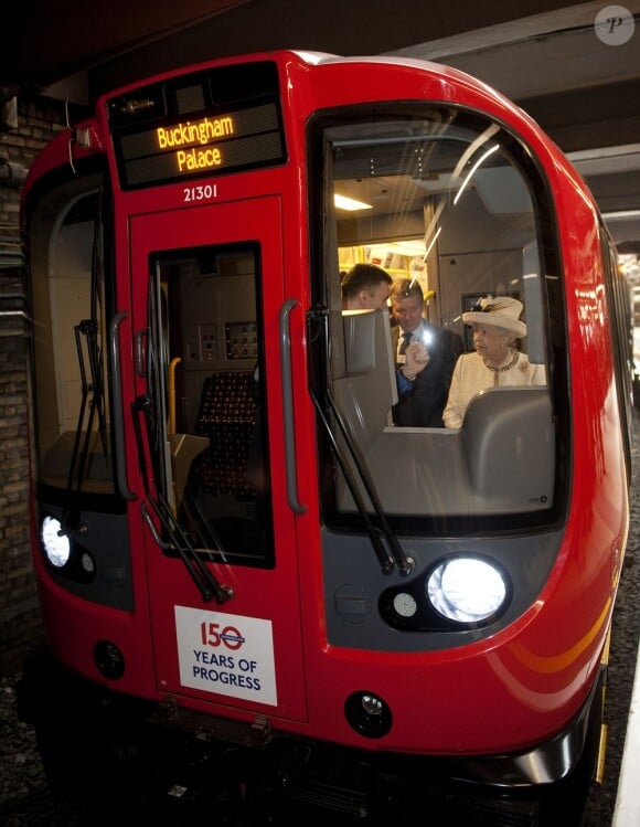 Quand Elizabeth II ne sort pas son carrosse pour traverser les rues de Londres ou qu'elle ne vole pas avec son avion privé, elle fait comme tout le monde : direction le métro. Au détail près que la souveraine a eu droit de monter dans la cabine du conducteur qui affichait comme direction Buckingham Palace of course. Allez hop en voiture Simone !