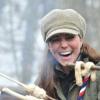 Kate Middleton regretterait-elle son ancienne vie de roturière, un poil plus au-dessus de la classe moyenne ? Alors qu'elle pourrait profiter des dorures des palais du Royaume de Sa Majesté Elizabeth II, elle préfère se geler les fesses en forêt pour aller admirer des scouts réunis en rond autour d'un feu ! Les goûts et les couleurs...