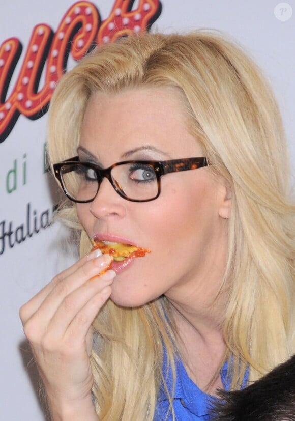 Jenny McCarthy est belle, drôle et pas du tout coincée. C'est d'ailleurs ce qu'ont pu constater les participants d'un concours de dégustation de raviolis à New York. Se laissant prendre au jeu, la star de télé-réalité a plongé les mains dans un plat histoire de rivaliser avec les ogres attablés. À cette vitesse, elle est pas prête d'en voir le bout...